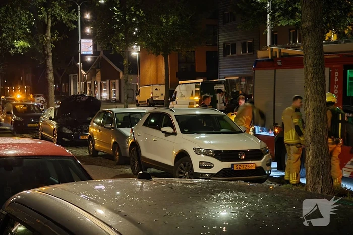 Auto in brand tijdens vroege ochtend