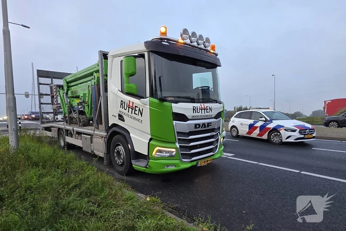 Hoogwerker valt van vrachtwagen, grote verkeershinder