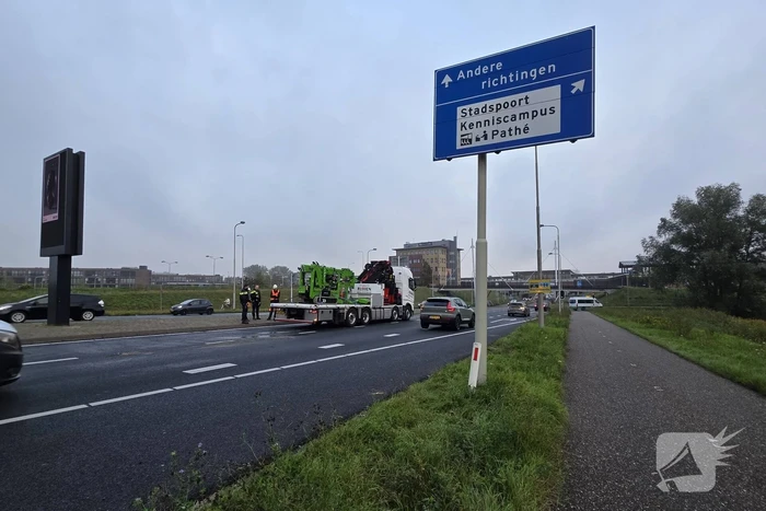 Hoogwerker valt van vrachtwagen, grote verkeershinder