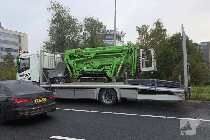 Hoogwerker valt van vrachtwagen, grote verkeershinder