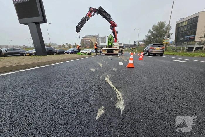 Hoogwerker valt van vrachtwagen, grote verkeershinder