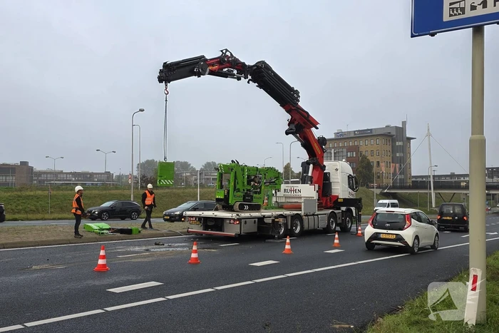 Hoogwerker valt van vrachtwagen, grote verkeershinder