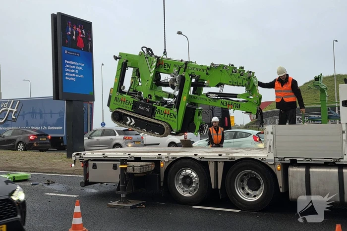 Hoogwerker valt van vrachtwagen, grote verkeershinder