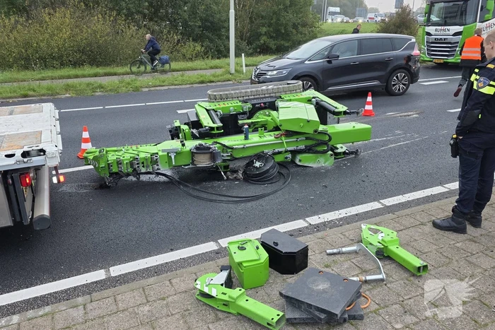 Hoogwerker valt van vrachtwagen, grote verkeershinder