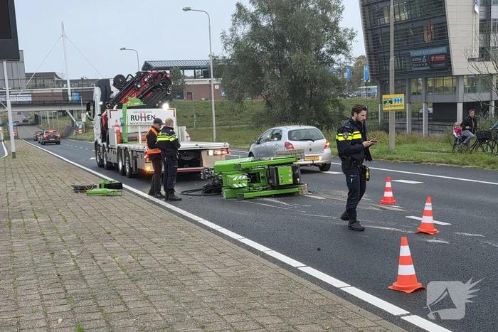 Hoogwerker valt van vrachtwagen, grote verkeershinder