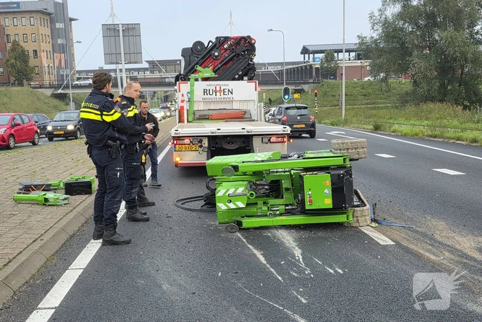 Hoogwerker valt van vrachtwagen, grote verkeershinder