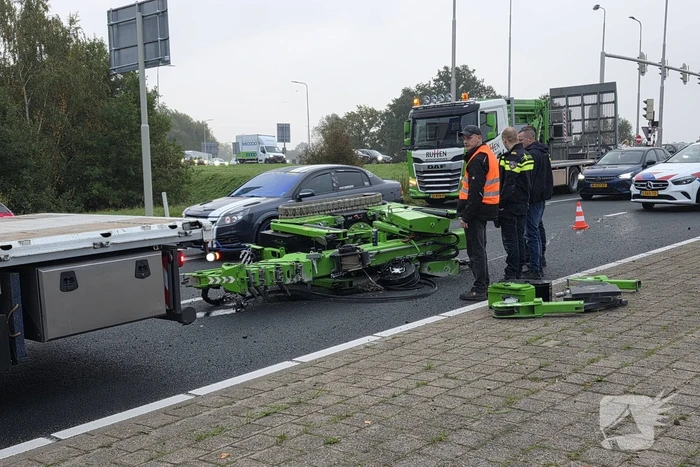 Hoogwerker valt van vrachtwagen, grote verkeershinder