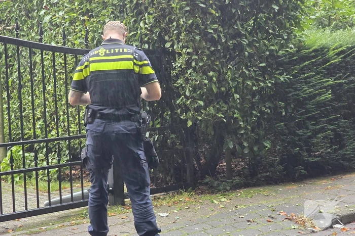 Toegangspoort zwaar beschadigd door knal