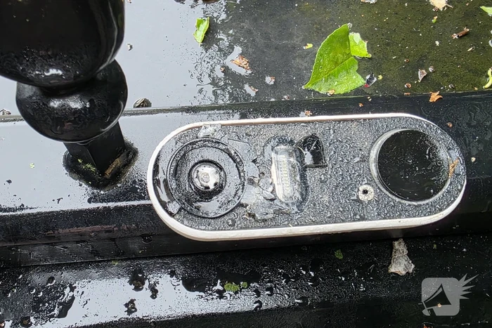 Toegangspoort zwaar beschadigd door knal