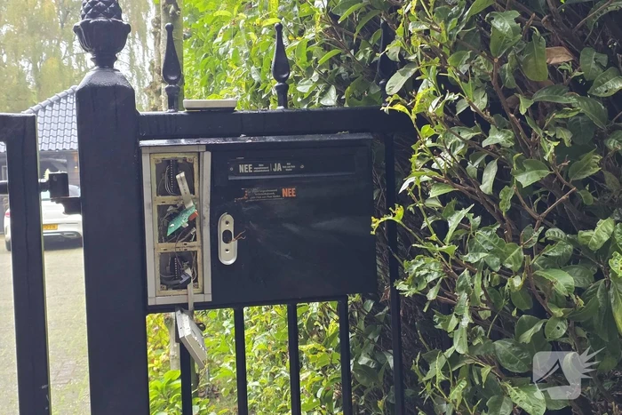 Toegangspoort zwaar beschadigd door knal