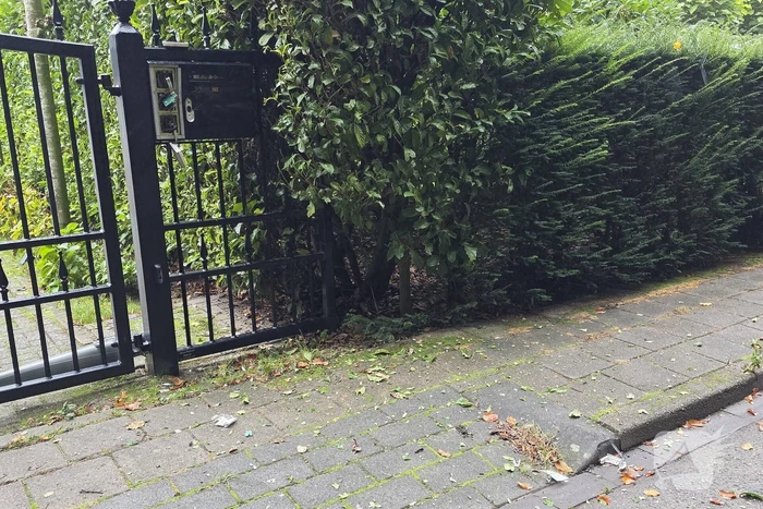 Toegangspoort zwaar beschadigd door knal