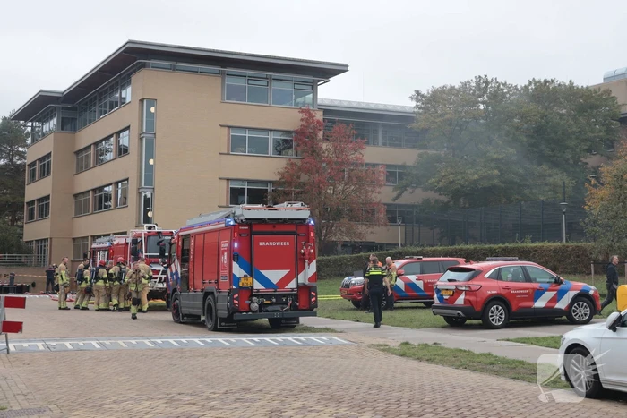 Brand in elektrische auto leidt tot ontruiming kantoorpand