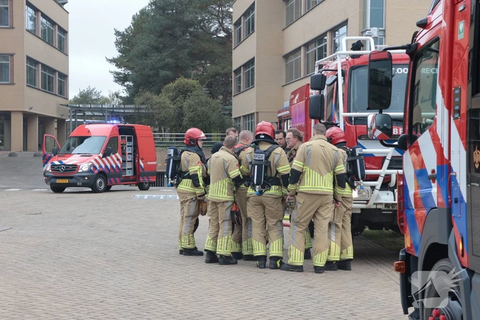 Brand in elektrische auto leidt tot ontruiming kantoorpand
