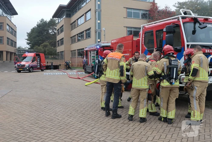 Brand in elektrische auto leidt tot ontruiming kantoorpand