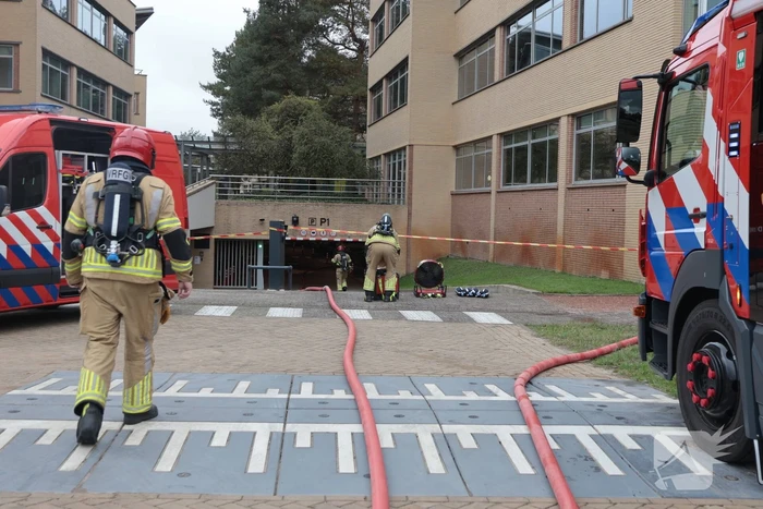 Brand in elektrische auto leidt tot ontruiming kantoorpand