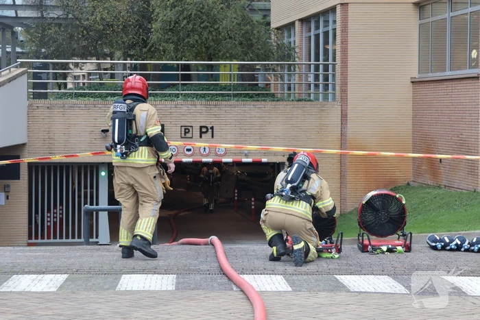 Brand in elektrische auto leidt tot ontruiming kantoorpand