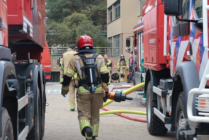 Brand in elektrische auto leidt tot ontruiming kantoorpand