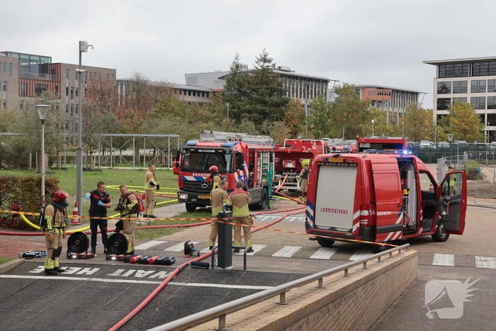 Brand in elektrische auto leidt tot ontruiming kantoorpand