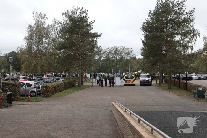 Brand in elektrische auto leidt tot ontruiming kantoorpand