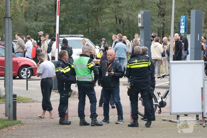 Brand in elektrische auto leidt tot ontruiming kantoorpand