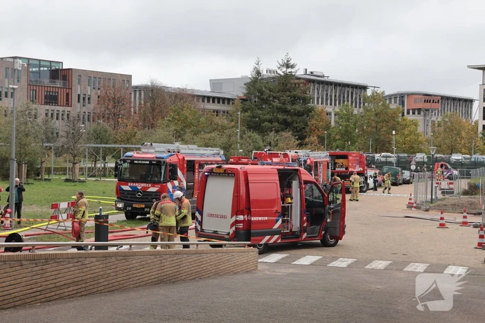 Brand in elektrische auto leidt tot ontruiming kantoorpand