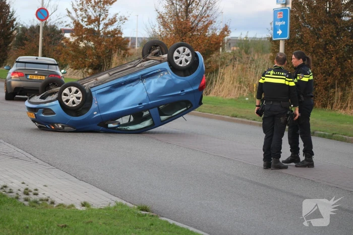Auto Belandt Op De Kop Bij Ongeval