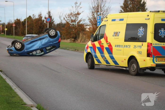Auto Belandt Op De Kop Bij Ongeval