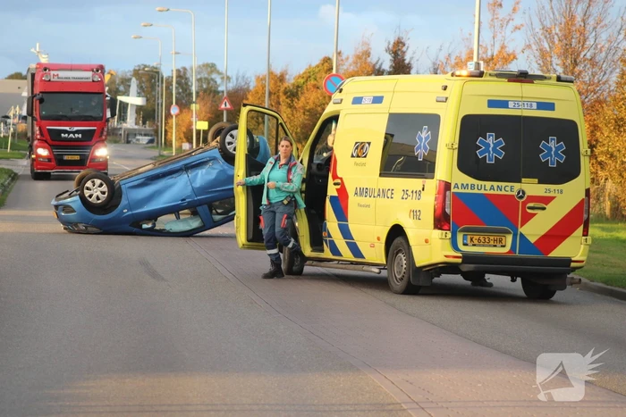 Auto Belandt Op De Kop Bij Ongeval