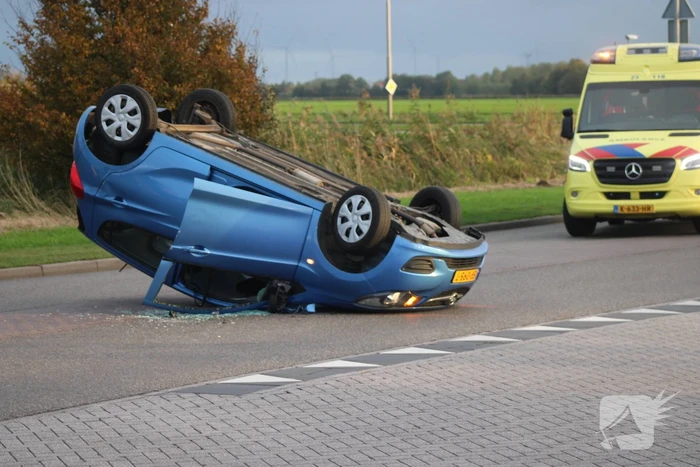 Auto Belandt Op De Kop Bij Ongeval