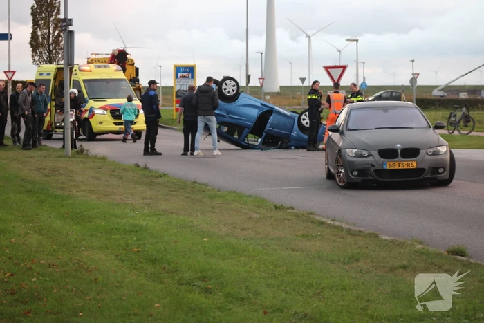 Auto Belandt Op De Kop Bij Ongeval