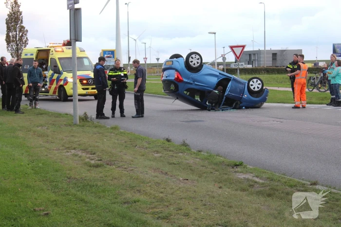 Auto Belandt Op De Kop Bij Ongeval