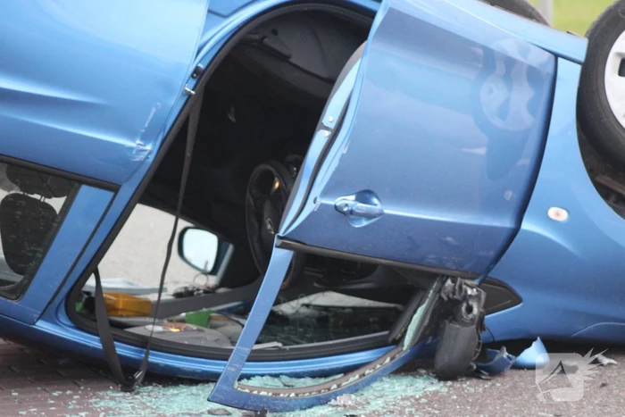 Auto Belandt Op De Kop Bij Ongeval