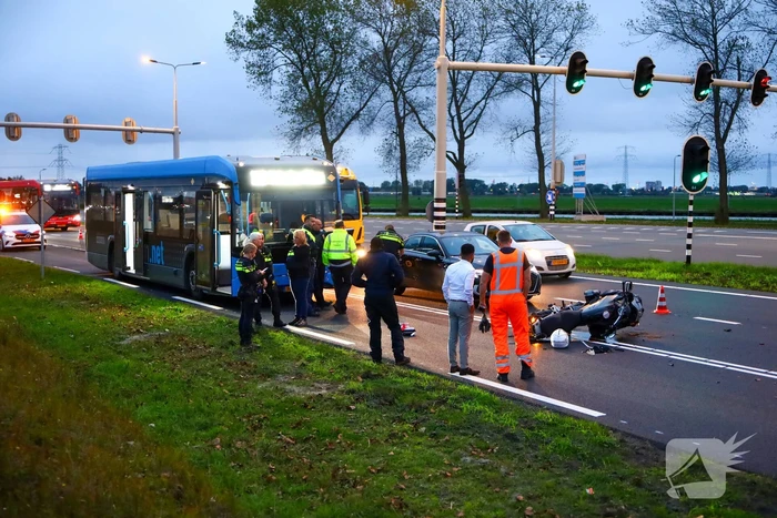 Botsing tussen motorrijder en auto zorgt voor verkeershinder