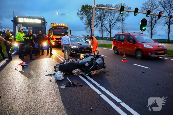 Botsing tussen motorrijder en auto zorgt voor verkeershinder