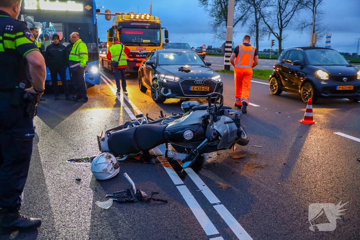 Botsing tussen motorrijder en auto zorgt voor verkeershinder