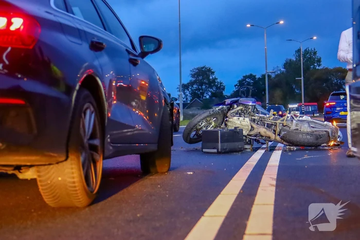 Botsing tussen motorrijder en auto zorgt voor verkeershinder