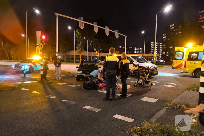 Auto en fiets botsen bij kruising