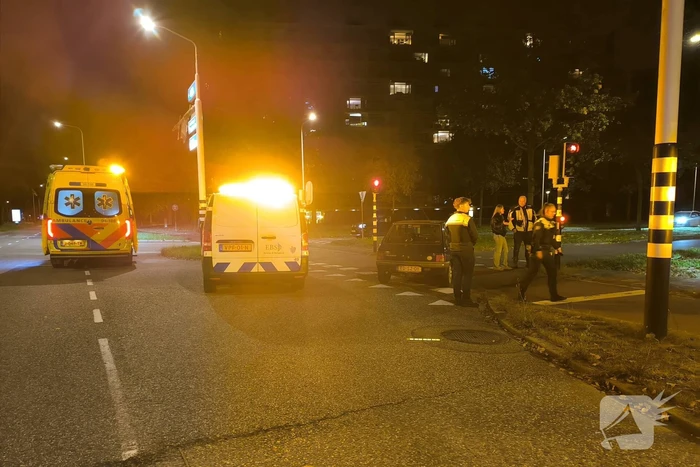 Auto en fiets botsen bij kruising
