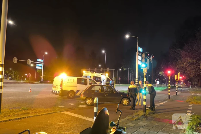 Auto en fiets botsen bij kruising