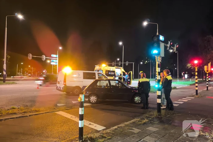 Auto en fiets botsen bij kruising