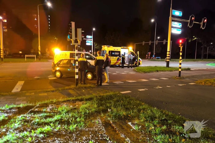Auto en fiets botsen bij kruising