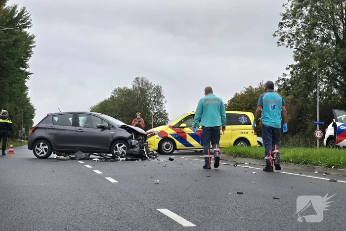 Botsing veroorzaakt flinke autoschade