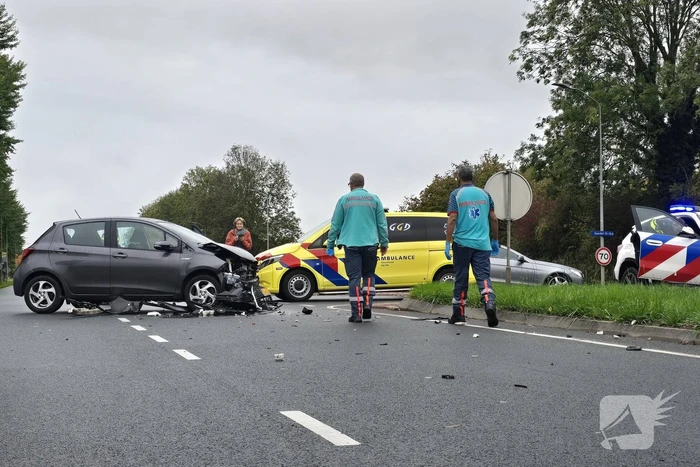 Botsing veroorzaakt flinke autoschade