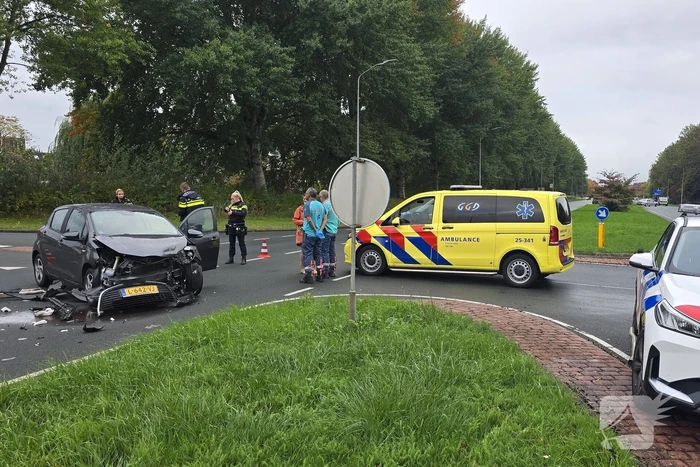 Botsing veroorzaakt flinke autoschade