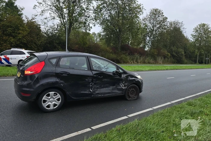 Botsing veroorzaakt flinke autoschade