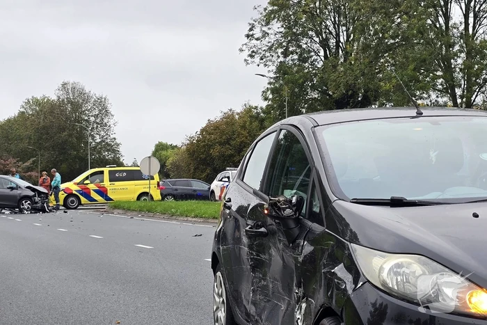 Botsing veroorzaakt flinke autoschade