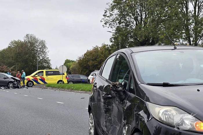 Botsing veroorzaakt flinke autoschade