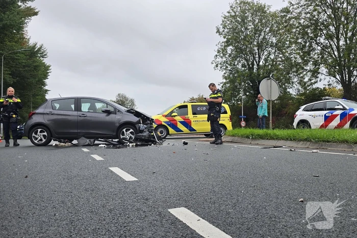 Botsing veroorzaakt flinke autoschade