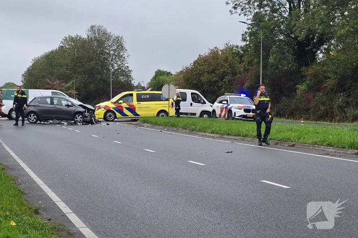 Botsing veroorzaakt flinke autoschade