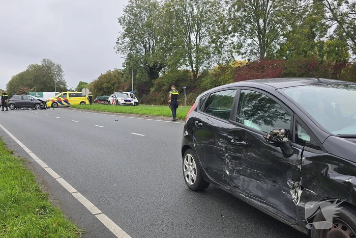 Botsing veroorzaakt flinke autoschade